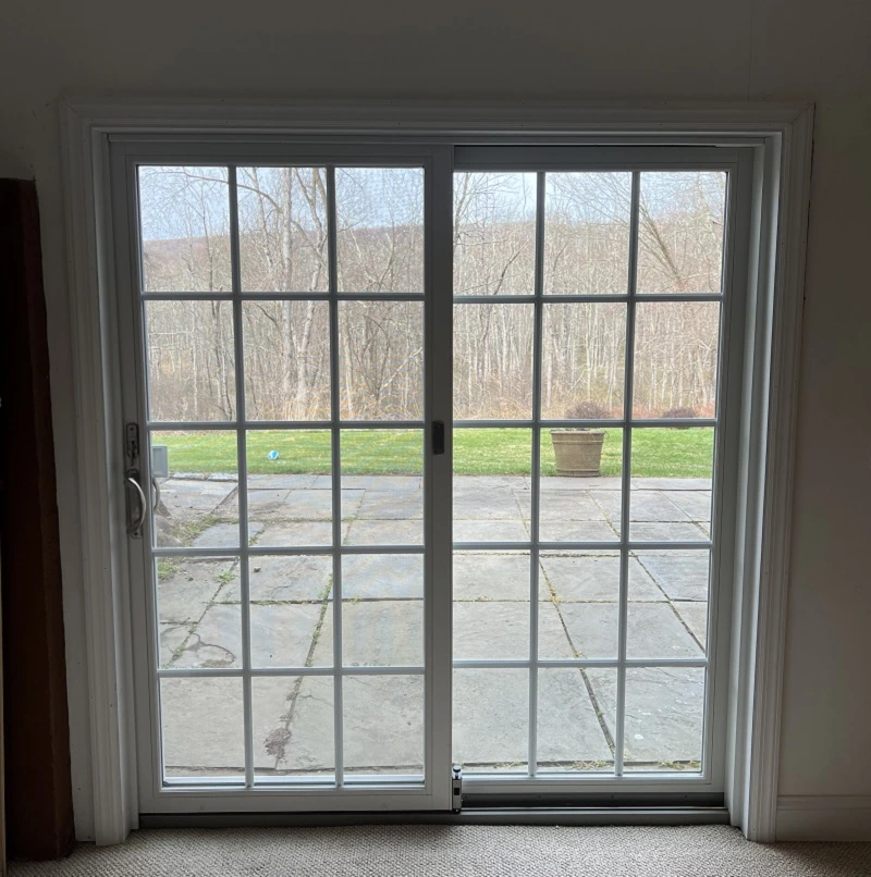 Black gliding window installation